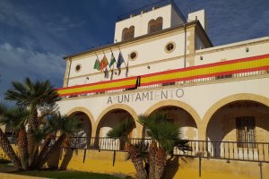 Banderas a media asta en el Ayuntamiento de Huércal de Almería.