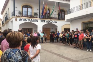 Concentración a las puertas del Ayuntamiento de Alcolea.