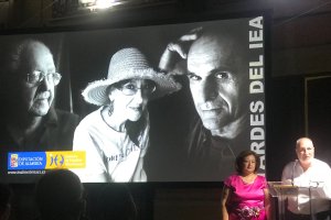 Los presentadores del homenaje, con los poetas al fondo
