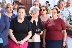 Veccinos de Alcolea durante el minuto de silencio celebrado ayer.