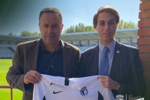 Salmerón posa junto al consejero delegado blanquinegro, Franco Caselli.