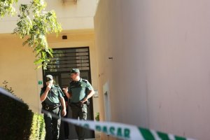 Registro en el domicilio de la madre, en Huércal de Almería.