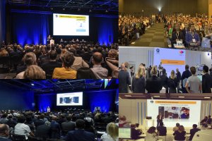 El director médico de Qvision, el doctor Joaquín Fernández, durante sus intervenciones en el ESCRS de París.