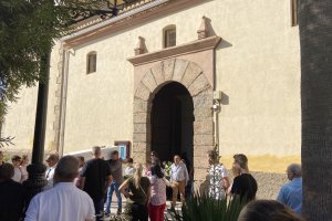 El féretro con el cuerpo de Sergio abandona la iglesia. m. r. c.