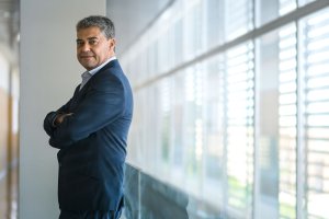 El rector de la Universidad de Almería posa para Juan Sánchez en uno de los pasillos del Rectorado