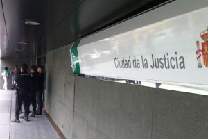 Policías custodian la entrada a la Ciudad de la Justicia.