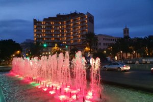 Fuente de la Rambla iluminada.