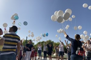 Suelta de globos en el Parque de las Familias.