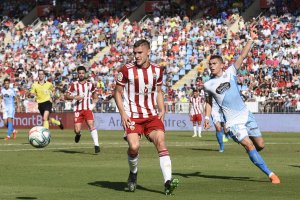 Yanis Rahmani en una jugada con Nikola Maras.