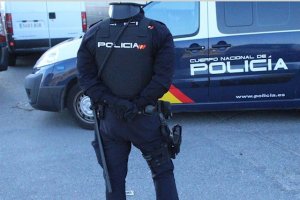 La Policía investiga el crimen en la calle Alcor.