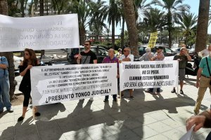 Protestas ante la Audiencia Provincial de Almería.
