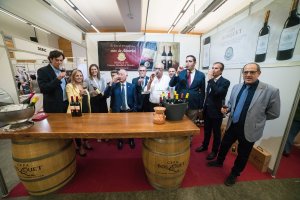 Un brindis con vinos almerienses por el nacimiento de la primera feria dedicada en exclusiva al canal de hoteles, restaurantes, cafeterías y bares.