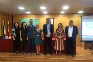 Juan de la Cruz, delegado de Salud, junto a los ponentes de la Jornada sobre pérdida perinatal.