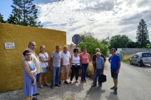 Los vecinos en la calle Bahía San Juan, una de las que no se ha asfaltado