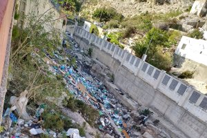 Basuras acumuladas en el cauce del Barranco del Caballar