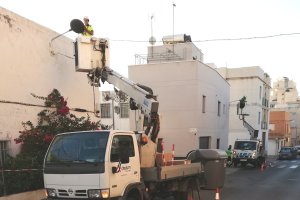 Operarios sustituyendo luminarias en la calle Barcelona.