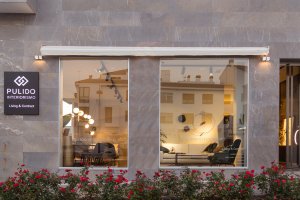 Fachada de las instalaciones de Pulido Interiorismo, en Huércal-Overa.