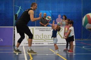 El jugador ruso jugando con los niños.