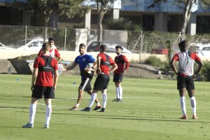 Pedro Emanuel dando instrucciones a los futbolistas.
