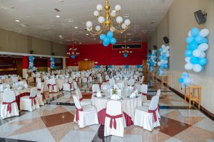 Sus amplios salones pueden acoger a muchos invitados.