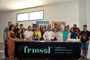 Tony García, en el centro, con asistentes al showcooking.