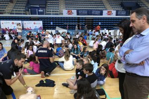 Los pequeños protagonistas, entretenidos con la información que cuentan los profesionales