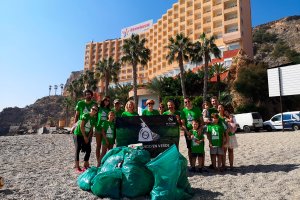 Recogida de residuos por parte de voluntarios de Senator Hotels&Resorts