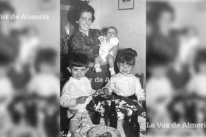 La familia Algarra Sánchez, del barrio del convento de las Adoratrices, celebrando un cumpleaños a comienzos de los años setenta.