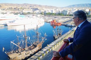El presidente de la Autoridad Portuaria, Jesús Caicedo, ha seguido la entrada de los barcos al Puerto de Almería.