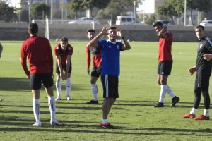 Pedro Emanuel bromeando en el entrenamiento.