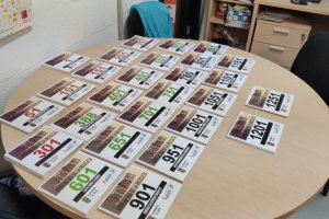 Dorsales preparados para el Día de la bicicleta.