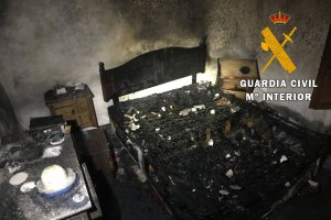 Estado en que quedó la habitación incendiada de la vivienda