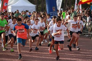 Participantes en una de las categorías de la Mini Desértica celebrada este viernes.