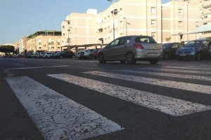 Imagen de archivo de un coche en una carretera de la capital.