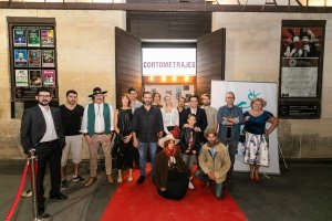 Cineastas almerienses, en la puerta del Cervantes.