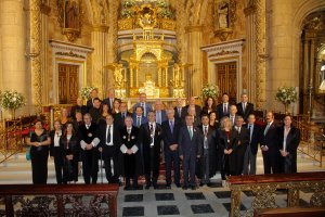 Asistentes a la celebración de la misa con el decano del Colegio de Abogados a la cabeza.