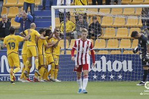 Los futbolistas del Alcorcón celebran el primer gol del equipo amarillo