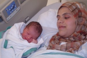 Una madre magrebí junto con su recién nacido.