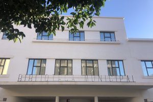 Fachada de la Biblioteca Central José María Artero.