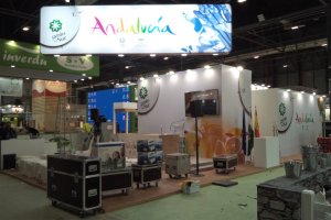Montaje del stand de ‘Gusto del Sur’, de la Consejería de Agricultura de la Junta.