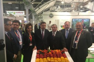 Luis Planas en su visita al stand de Hortiespaña-Coexphal.
