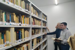 Visita a la zona de almacenaje de fondos bibliográficos