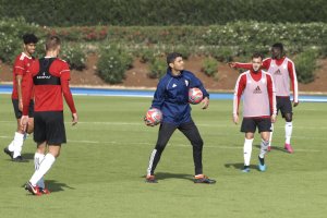 Pedro Emanuel dirigiendo el entrenamiento en el Anexo.