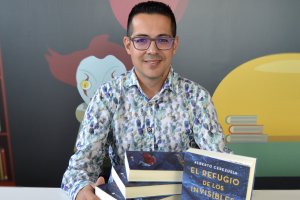 Alberto Cerezuela, con varios ejemplares de su primera novela, ‘El refugio de los invisibles’.