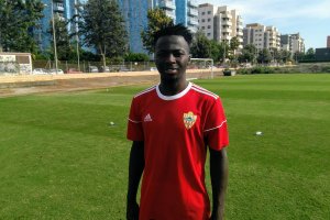 Isah Aliyu ya viste con la camiseta del Almería.