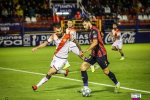 Álex López en una jugada con Saveljich en el Extremadura-Rayo.