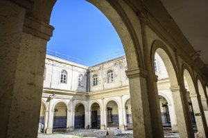 Patio central del Hospital Provincial