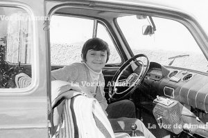 Vidal Ramos, hoy dueño de un bar frente al Hospital, en el coche de su padre cuando era costumbre escuchar música dentro de los vehículos.