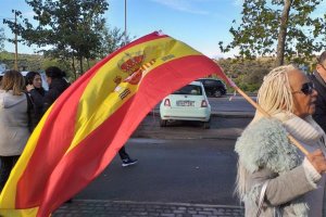 Una treintena de franquistas comienza a concentrarse cerca de Mingorrubio.