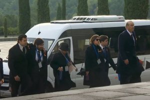 Los familiares de Franco entran en la Basílica.